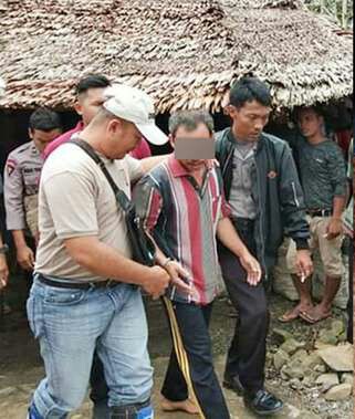 Tersangka pembunuhan di Nisel saat diamankan polisi. Tersangka pembunuhan di Nisel saat diamankan polisi.