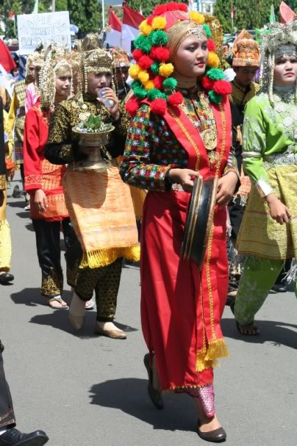 Foto Pawai Dengan Pakaian  Adat  Aceh  Fokus Aceh 