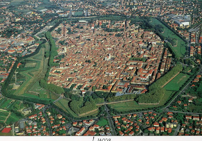 Questa immagine ha l'attributo alt vuoto; il nome del file è 7-veduta-aerea-di-lucca-e-delle-mura.jpg