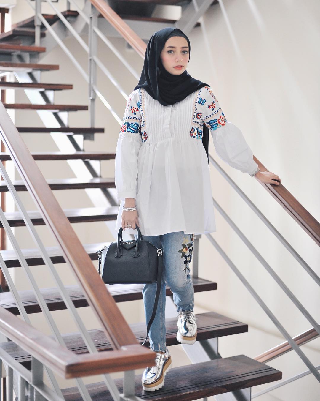 keseimbangan modis dan sederhana dalam hijab