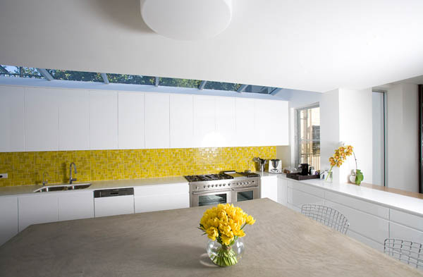 Trend Rekaan Dapur Terkini Permukaannya Yang Berkilat Membantu Memantulkan Cahaya Dan Menjadikan Dinding Dapur Penuh Bera