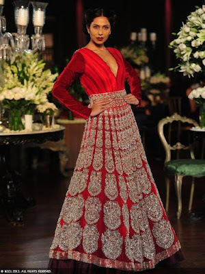 This Indian wedding gown in red color is elegance personified, grace and versatility.