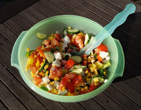 Bunter Sommersalat: Perfekt zum Grillen oder einfach so! Die Zutaten könnt Ihr variieren und der Salat schmeckt gleichermaßen zu Fisch und Fleisch und überhaupt allem Gegrillten.