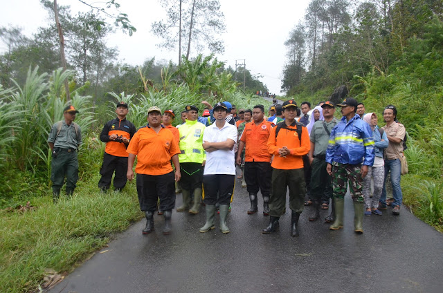 Tanah Longsor Tutup Ruas Jalur Kampak-Munjungan, Bupati Emil Upayakan Jalur Alternatif