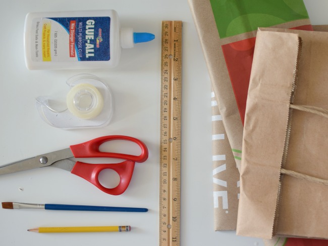 Materiales para elaborar el salvamantel de papel: bolsas de papel, pegamento, tijeras, pincel, lápiz, regla
