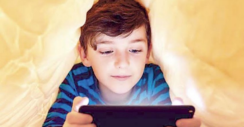 No dejes que tu hijo duerma con el teléfono móvil. Puede alterarle sus hábitos de sueño. No dejes que tu hijo duerma con el teléfono móvil. Puede alterarle sus hábitos de sueño.