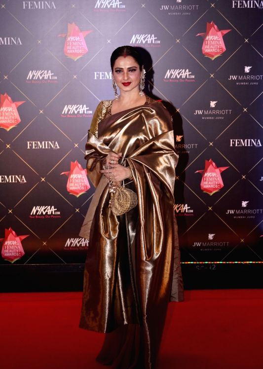 Beautiful Indian Queen Actress Rekha Photos at the Femina Beauty Awards Navel Queens