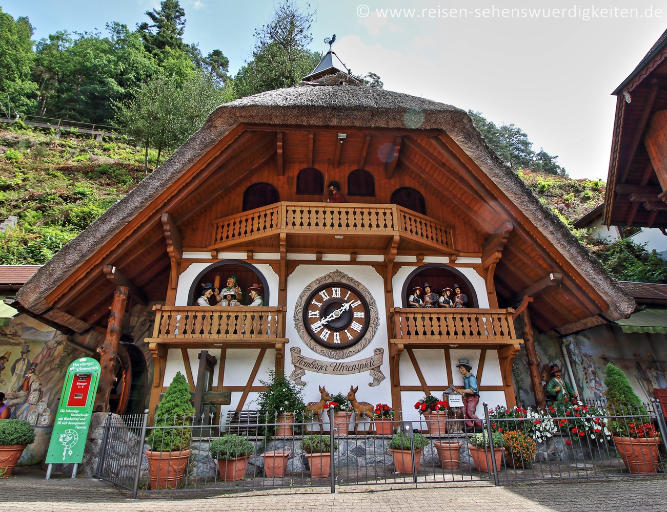 Hornberger Uhrenspiel - Wenn du dort bist, spar nicht an dem Euro, damit das Uhrenspiel losgeht. Viele schauen sich einfach nur das Haus an und gehen dann wieder. Hornberger Uhrenspiel im Schwarzwald