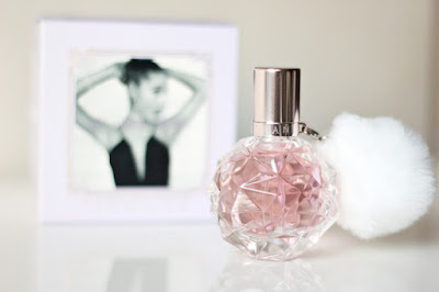 Znalezione obrazy dla zapytania perfumy ariany grande