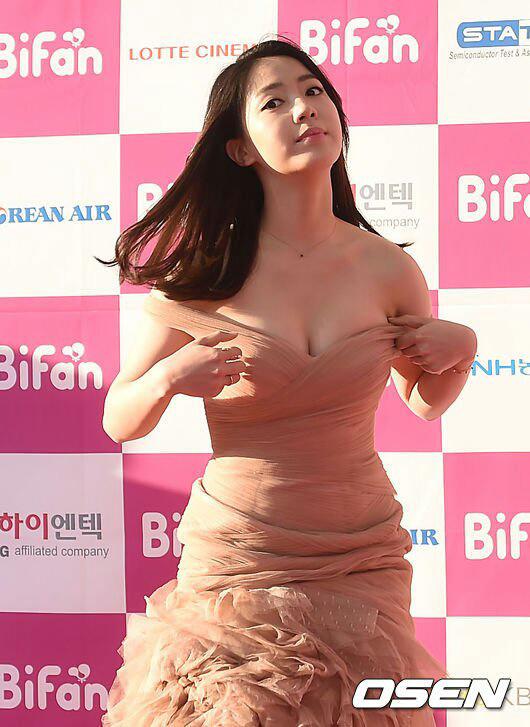 Pict Hwayoung Avoids Wardrobe Malfunction Pojok Korea The Right
