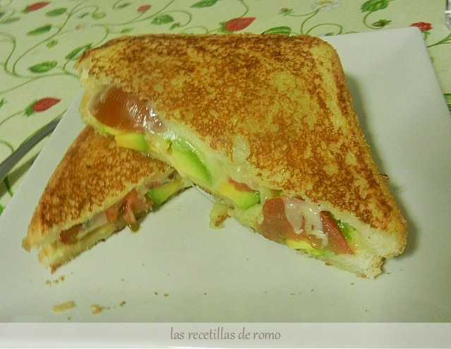 "Sandwich de aguacate, queso y tomate"
