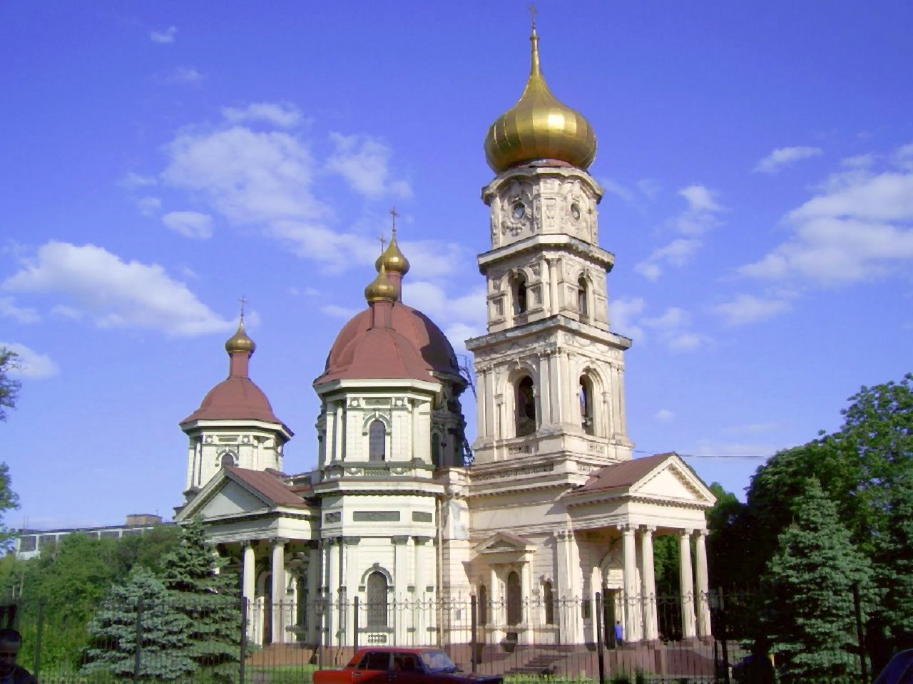 Река Днепр храм