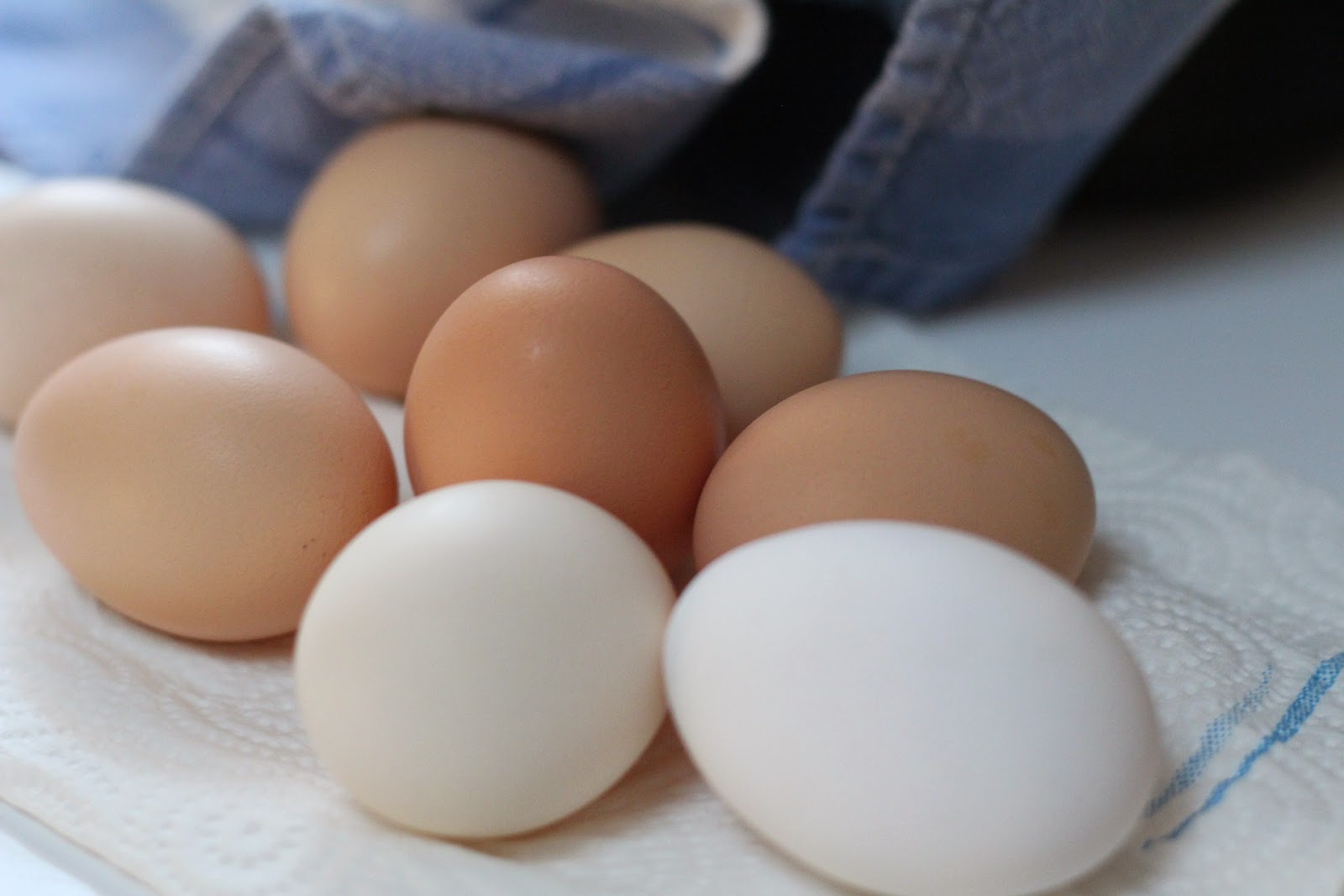 Πώς ξεφλουδίζουμε τα βραστά αυγά πολύ εύκολα χωρίς να καούμε;