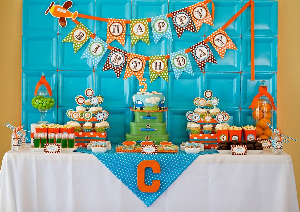 Decoração de festa com pratinhos