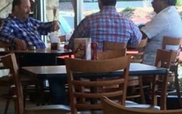 Publican fotos de César Duarte plácidamente sentado en Texas Publican fotos de César Duarte plácidamente sentado en Texas