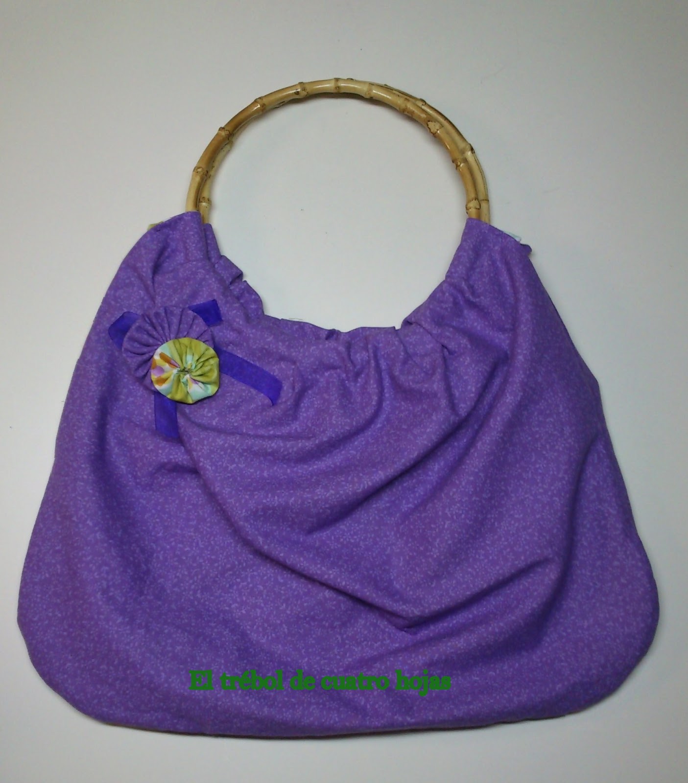 El trébol de cuatro hojas: Bolso reversible con asas de madera de bambú