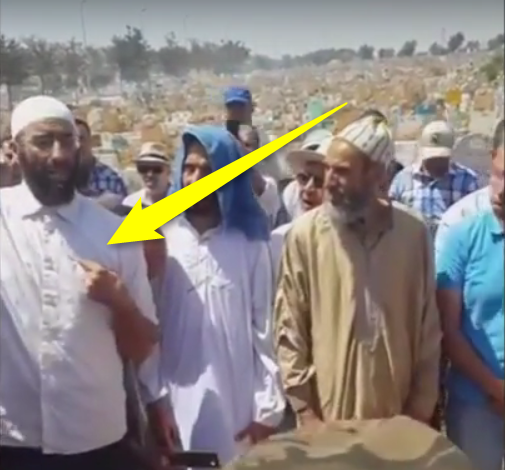 في موقف نادر، رجل يقول في جنازة أحد الشيوخ: من له دين على الفقيد فأنا كفيله وأبرئ ذمته في موقف نادر، رجل يقول في جنازة أحد الشيوخ: من له دين على الفقيد فأنا كفيله وأبرئ ذمته