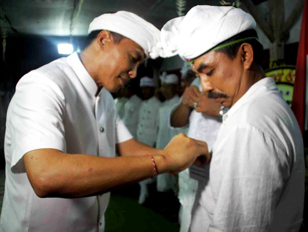 Gambar 4: Ketua Catur Sanak Bali Mula Penyematan