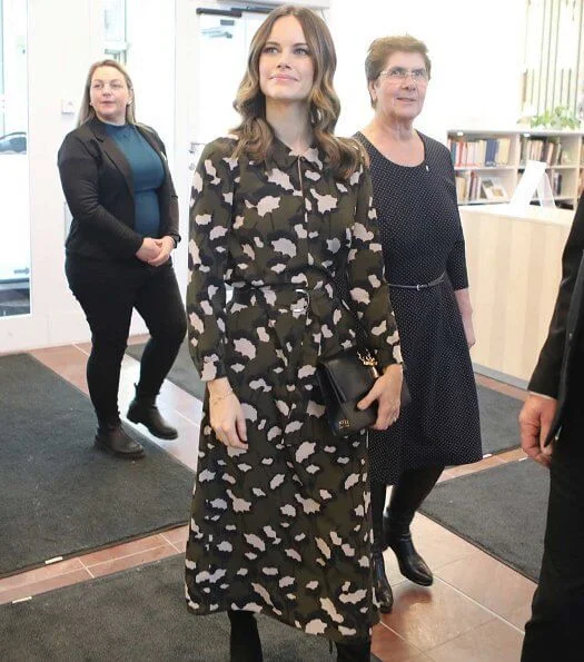Alvdalen is a municipality in Dalarna. Princess Sofia wore a camel coat, multi-coloured printed khaki silk midi shirtdress