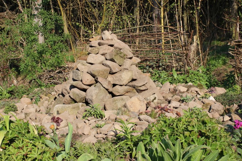 Wildes Gartenglück Gartenprojekte Steinpyramide