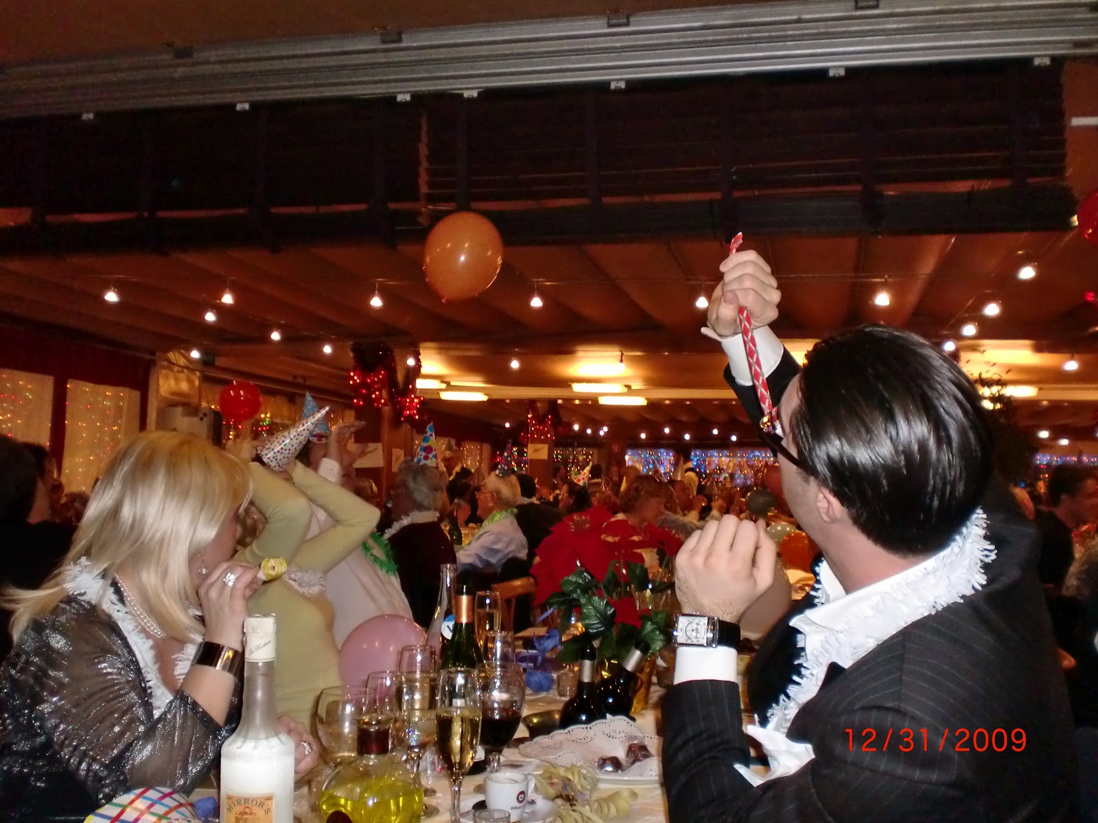 http://4.bp.blogspot.com/-TN9rZVZGUBs/T1l7ioLNOoI/AAAAAAAAAzs/SoHjrXklGRw/s1600/A+restaurant+at+Port+Ol%C3%ADmpic+on+New+Year%27s+Eve.jpg