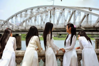 111105HDnusinhHue01.jpg