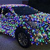 Un homme recouvre sa voiture de 20 000 lumières de Noël