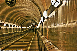 Alter Elbtunnel Sehenswürdigekeiten Hamburg, Alter Elbtunnel und Lichter an der Tunnelwand