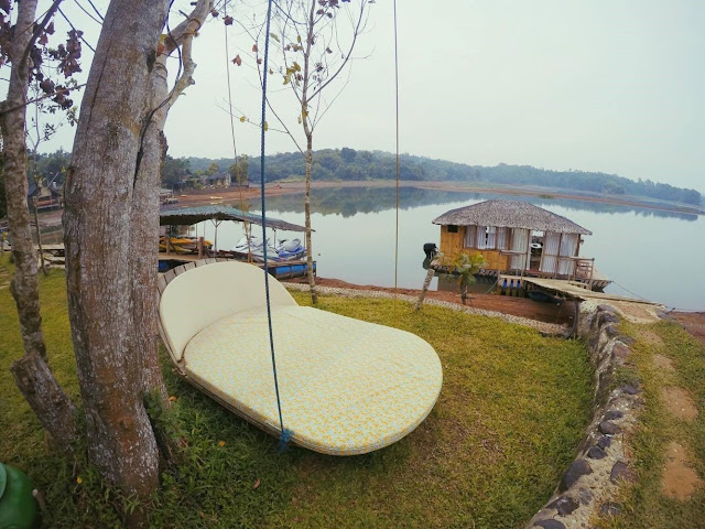 floating cottage at Aquascape Lake Caliraya