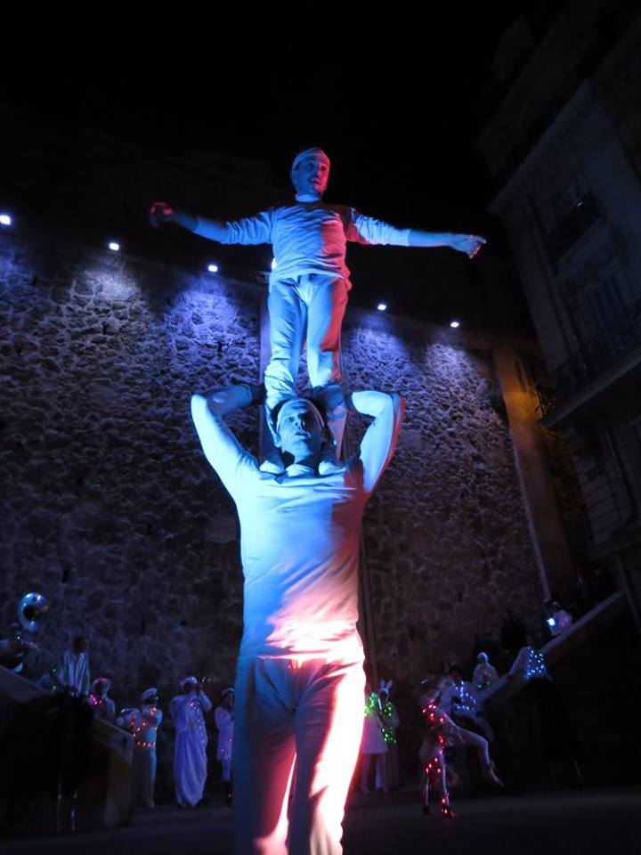 La fanfare Tahar Tag'l et les acrobates de la compagnie l'Estock Fish sur la place Sadi Carnot à Marseille