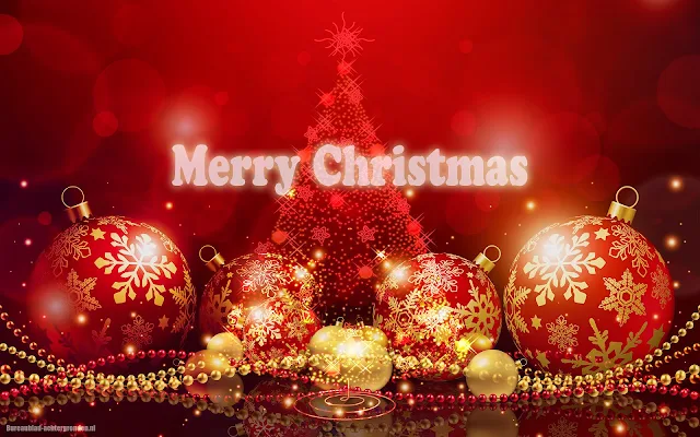 Rode kerst achtergrond met rode kerstballen, kralen, kerstboom, lichten en de tekst Merry Christmas