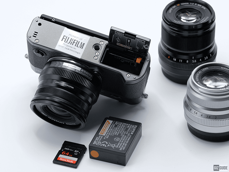 At the bottom are the tripod screw mount, the SD card slot and the battery port At the bottom are the tripod screw mount, the SD card slot and the battery port