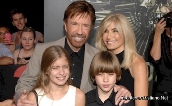 Chuck Norris es pastor de una iglesia evangélica en EE.UU. Chuck Norris cristiano y junto a su familia