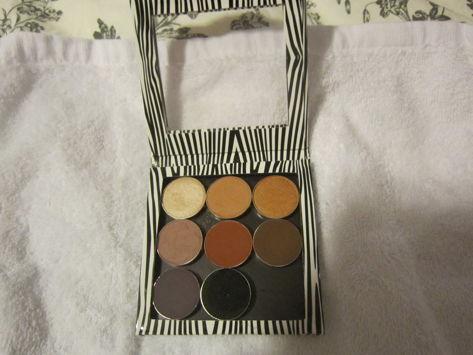 My Makeup Issues Makeup Geek MUG Eyeshadow Starter Kit and Z Palette Review and Swatches