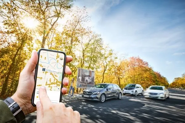 Image Attribute: BMW Group and Daimler AG are creating a holistic, intelligent and seamless ecosystem of mobility services with car-sharing, ride-hailing, parking, charging and multi-modality for sustainable urban mobility. (11/2018) / Source: BMW Group PressClub /  ID: P90331498
