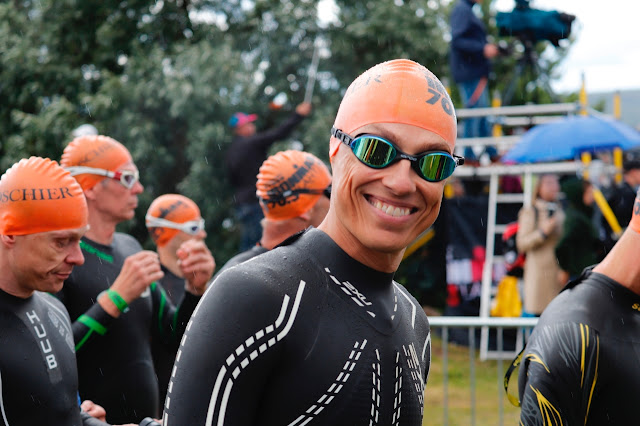 Alexander Stubbin hymy ennen starttia. Ironman triathlon 70.3 Lahti.