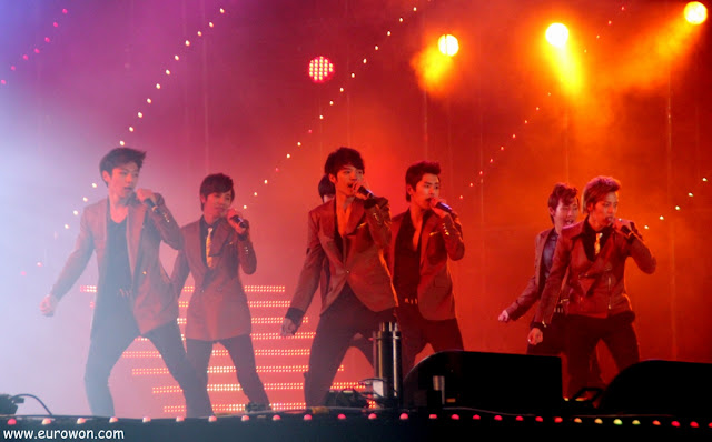 Grupo de K-pop en un concierto