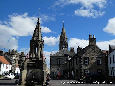 Bruce Fountain en Falkland y la casa de Outlander Bruce Fountain en Falkland y la casa de Outlander