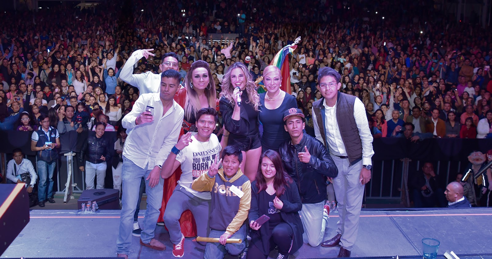 Periódico Dossier Metropolitano Cautiva María José a asistentes de