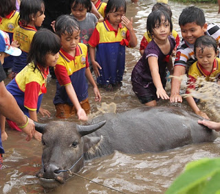 Siswa biMBA AIUEO Mengenal budaya Sunda di Kampoeng Wisata Cinangneng