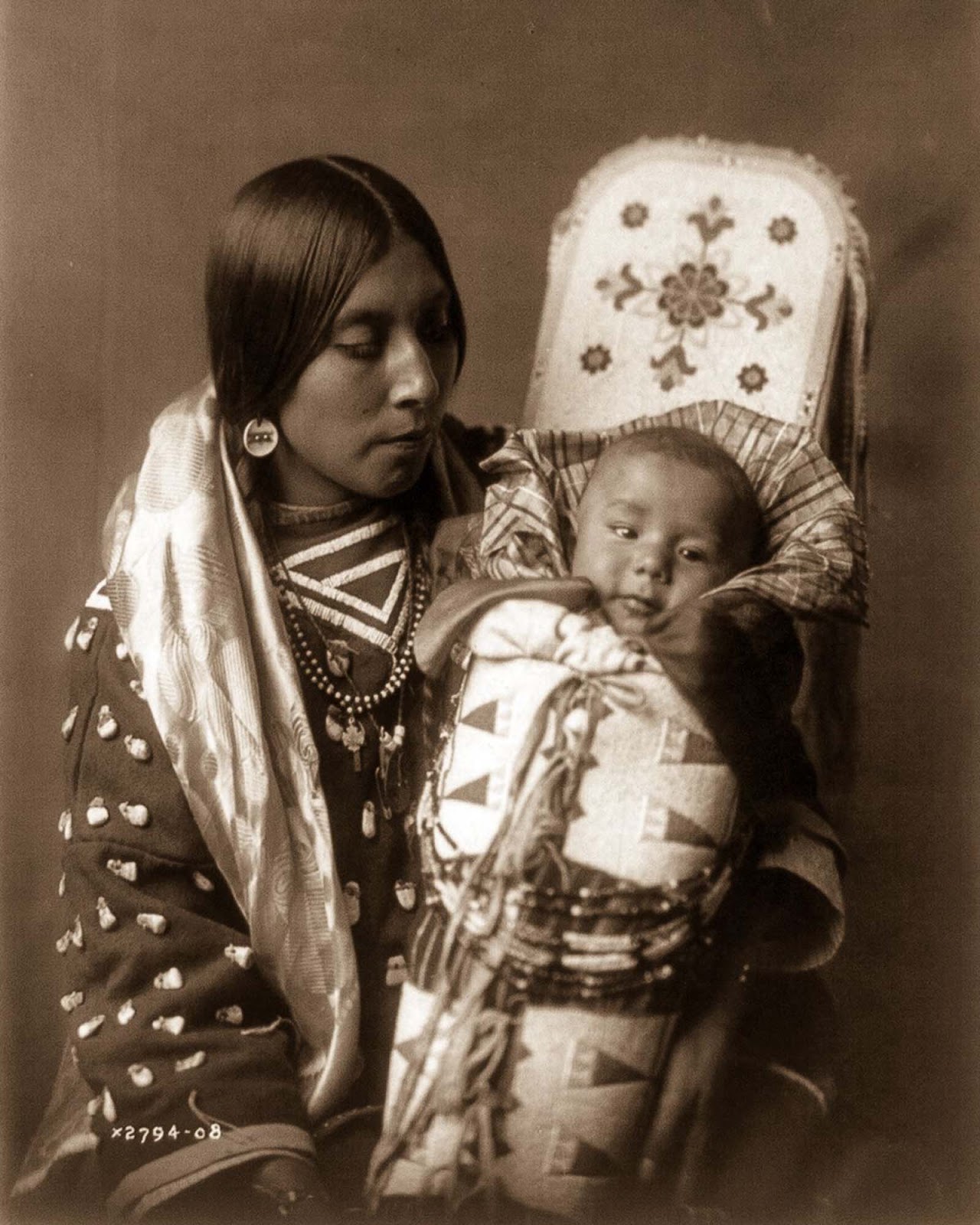 An Apsaroke mother and child. 1908.