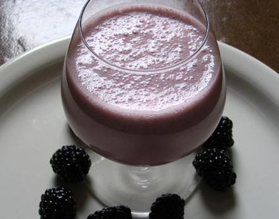 Oat-Mango Smoothie with Blackberries