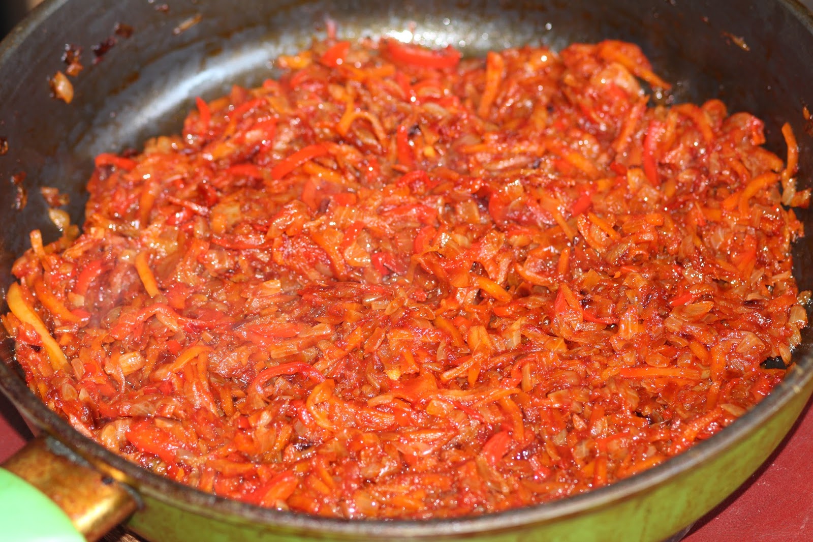 Фарш с помидорами луком и морковью. Фарш с луком и морковью на сковороде. добавление томатной пасты в обжарку.