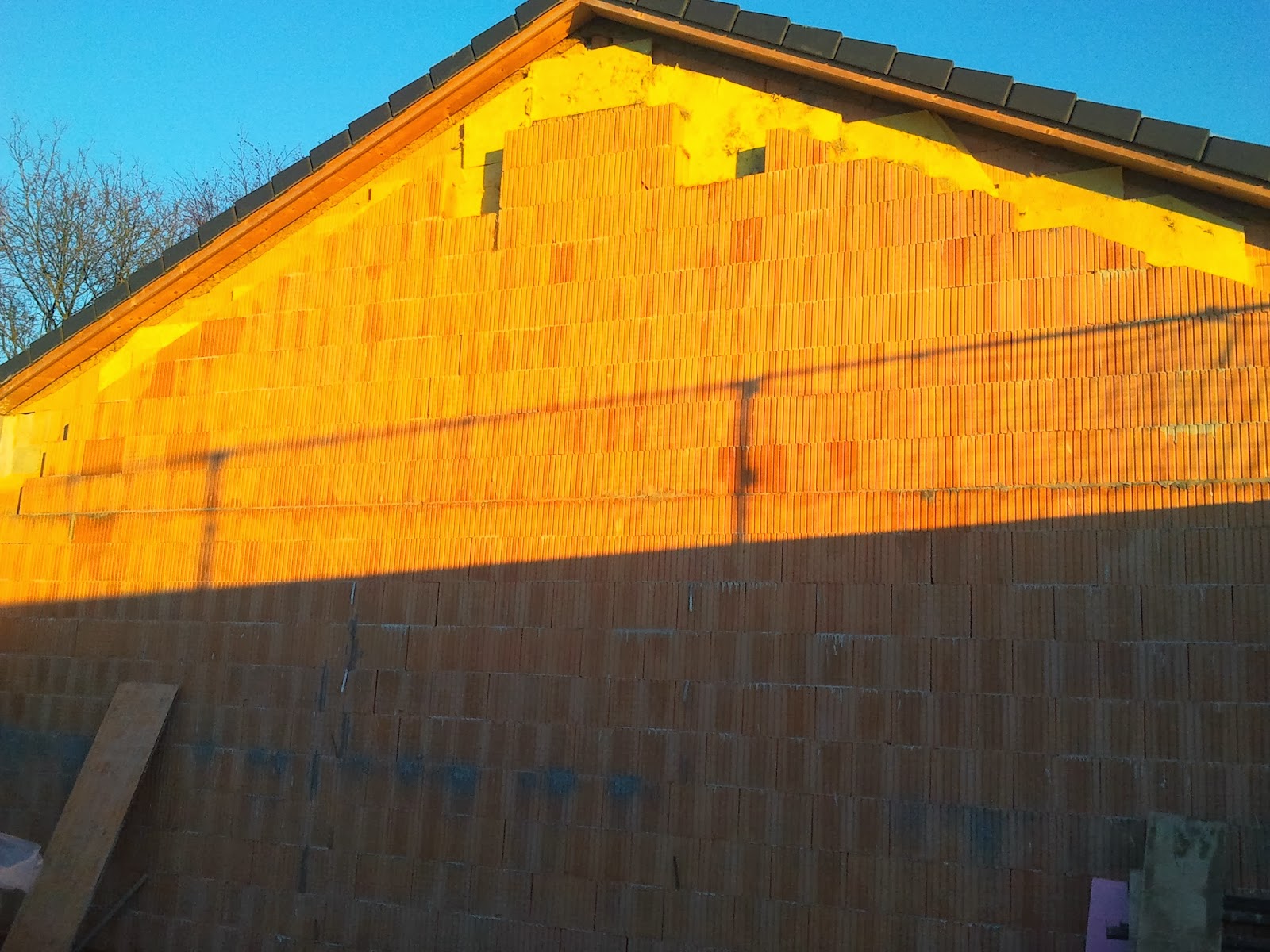 Hausbau mit Vario Idee Haus GmbH: Der Giebel ist fast fertig und das