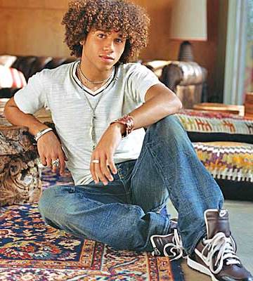 Corbin Bleu Foto de Corbin Bleu posando para fans
