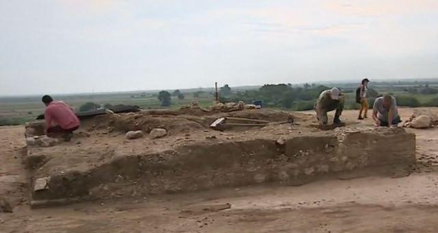 Bulgarian archaeologists excavate large 3rd century Roman burial mound near Plovdiv Bulgarian archaeologists excavate large 3rd century Roman burial mound near Plovdiv