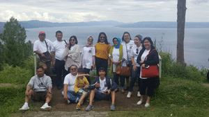 Danau Toba Dan Pulau Samosir, Wisata Alam Populer Dengan Kisah Legenda Foto bersama keluarga Ibu Margonda di Danau Toba