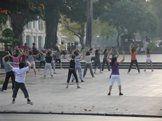 Femmes effectuant leur gymnastique matinale à Hanoi, Vietnam