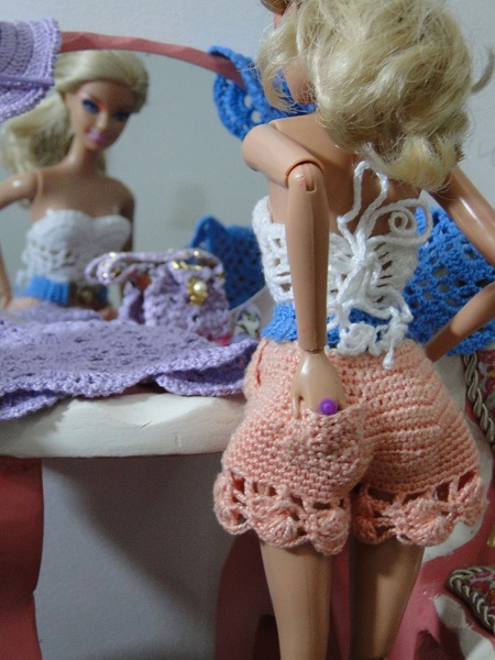 Roupa em crochê para boneca Barbie - short e blusa.