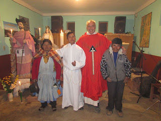 Das Foto zeigt den Chanel, der für die Redemptoristen in Santa Cruz sich aufs Priesteramt vorbereitet, mit auf dem Foto seine Eltern. Er ist für ein paar Tage auf Besuch in Esmoraca.